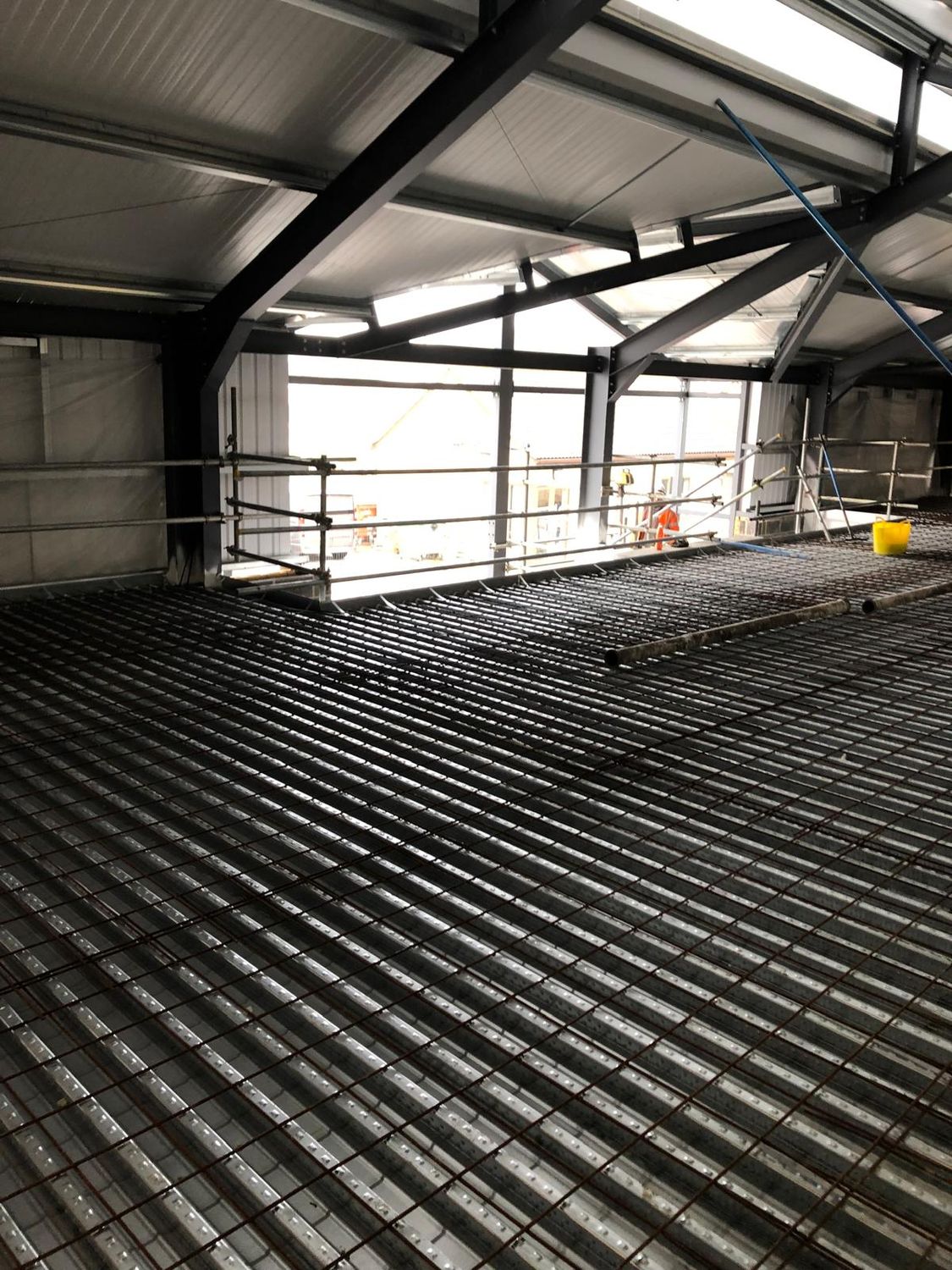 Mesh reinforcement fixed on the upper floor deck
