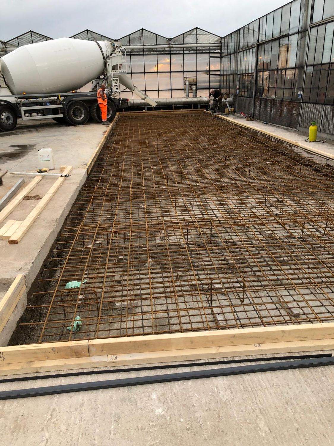 Reinforcement fixed for a tank base